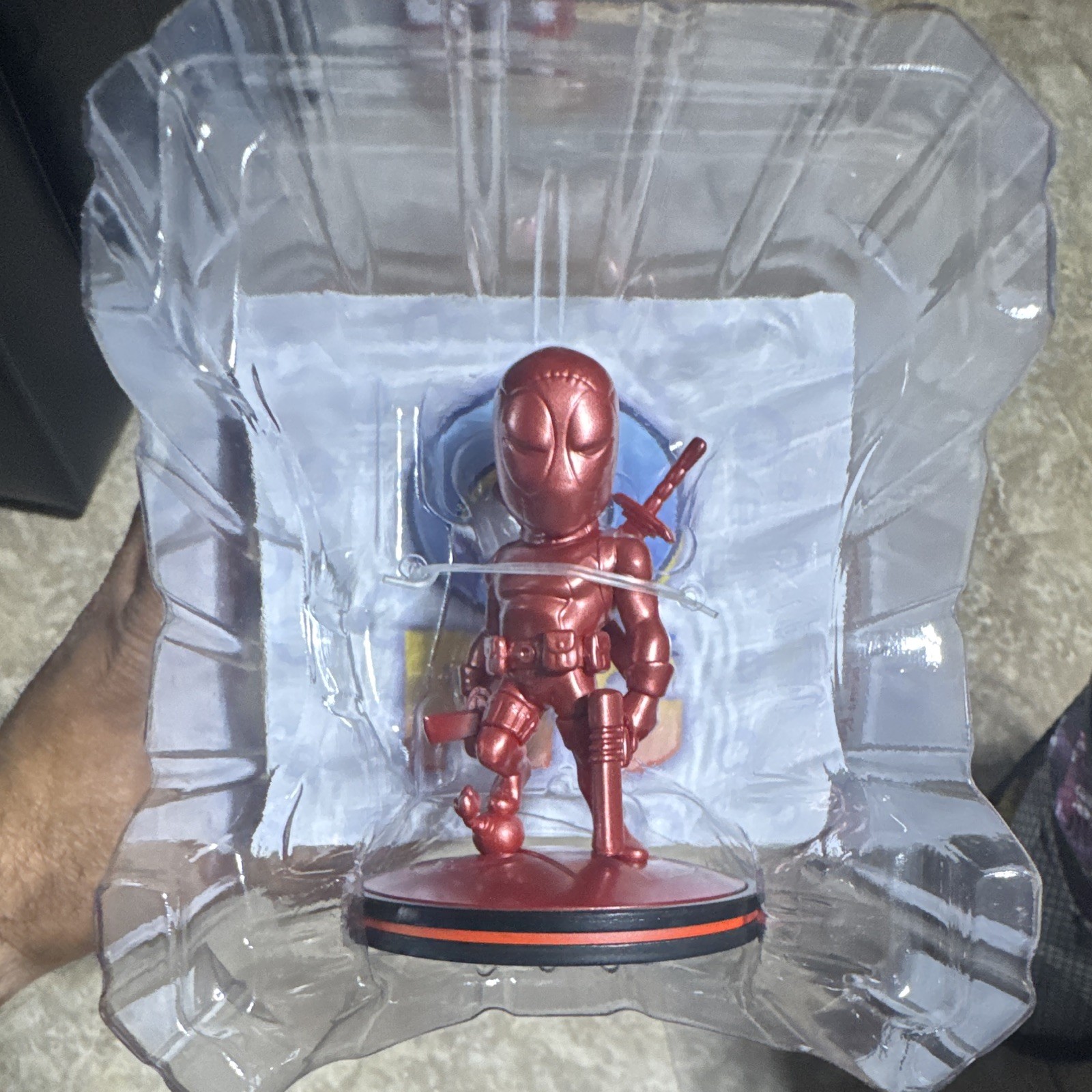 Deadpool Figura in Plastica Colore Rosso Nero con Accessorio Spada