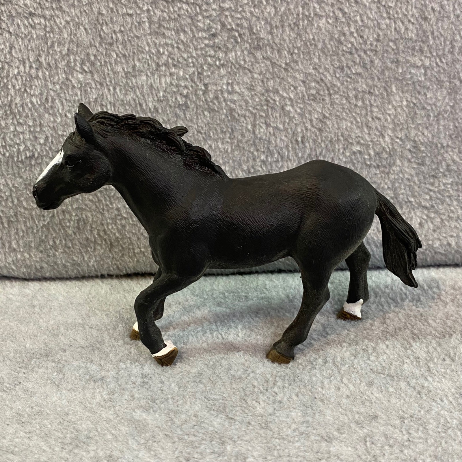 Statuina Schleich cavallo nero stallone giocattolo per bambini calze bianche nere 41416 usata in ottime condizioni