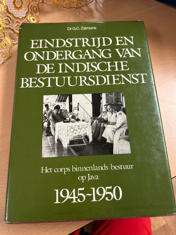 Eindstrijd en ondergang van de Indische bestuursdienst.