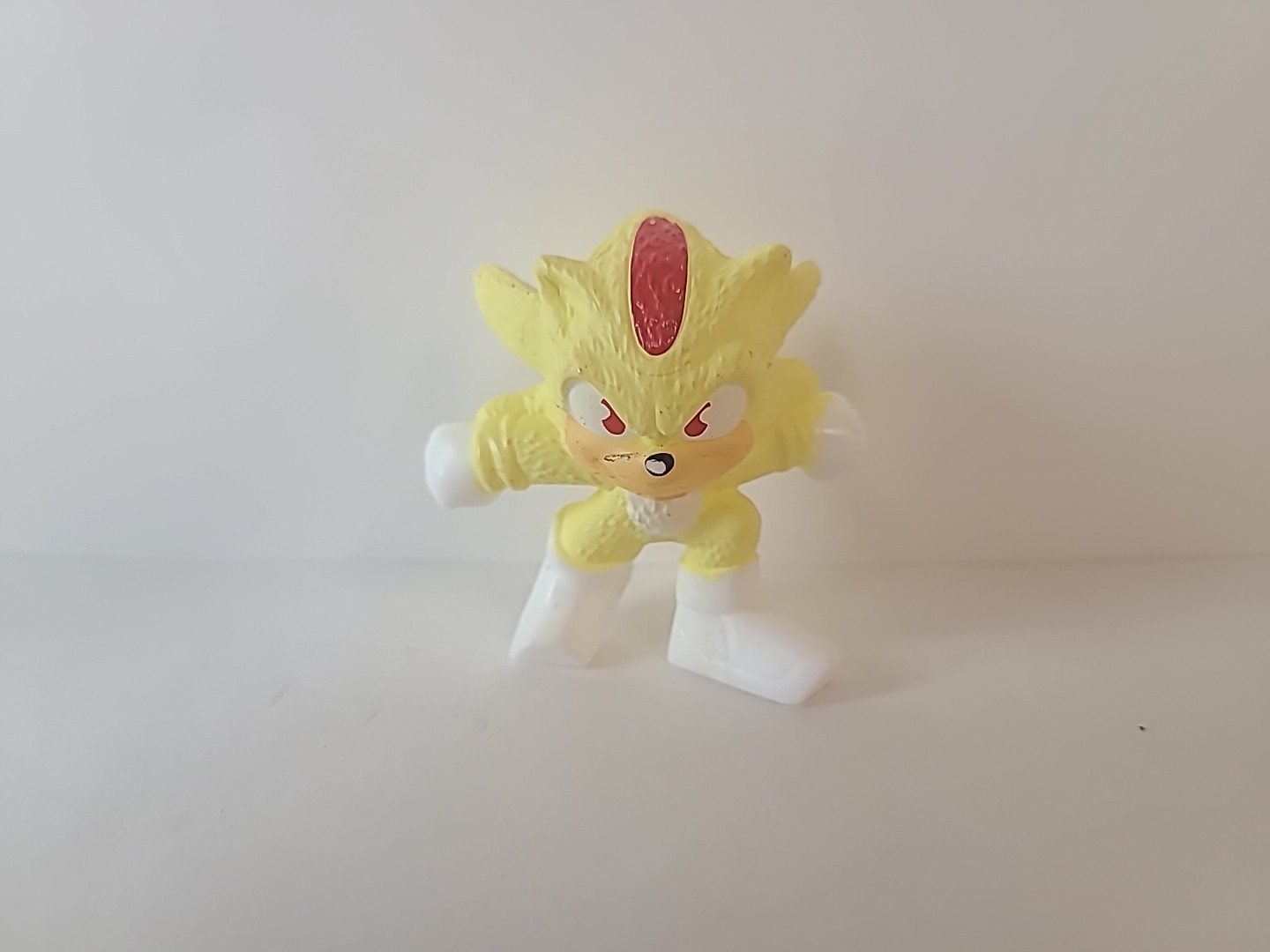 McDonald's 2024 Happy Meal Super Shadow Sonic (Stivali Gialli, Bianchi) Giocattolo 2"