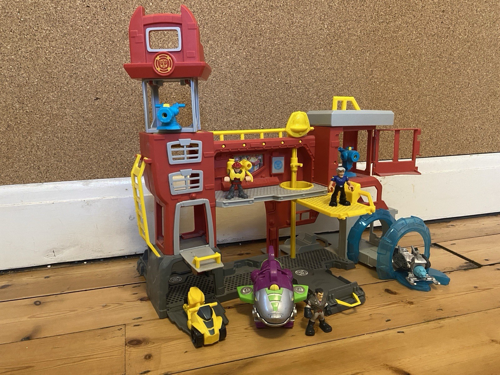 Playskool Heroes Transformers Rescue Bots Griffin Rock Firehouse Headquarters 