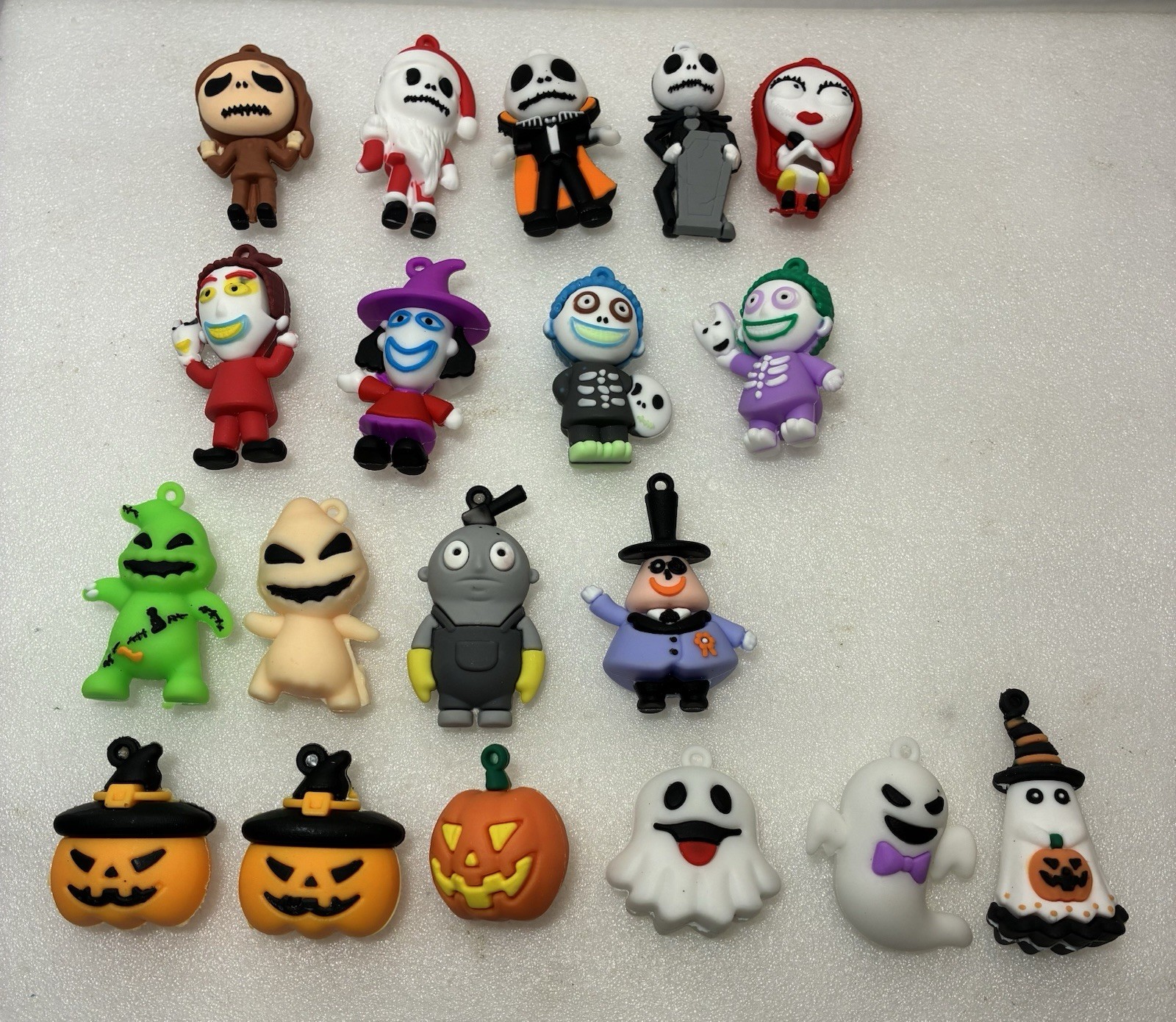 Lotto 19 minifigure Nightmare Before Christmas portachiavi borsa clip grezze
