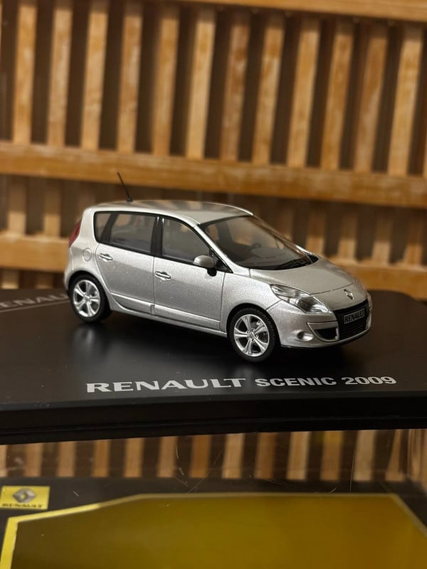 Renault Scénic 2009 1/43 gris argent métallisé