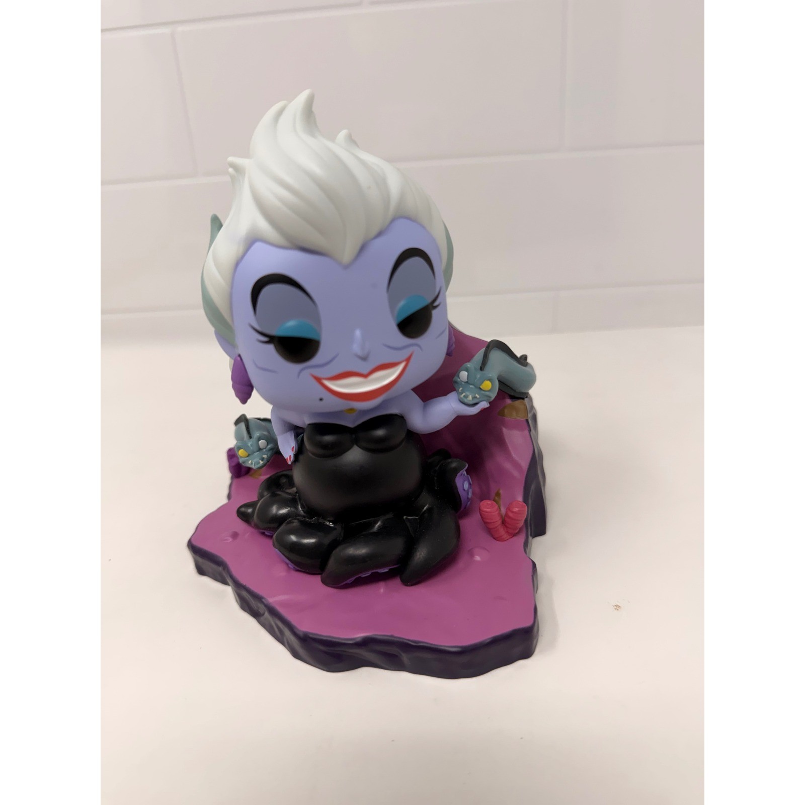 Personaggio Disney Funko Pop Deluxe Ursula sul Trono con Flotsam e Jetsam 2022