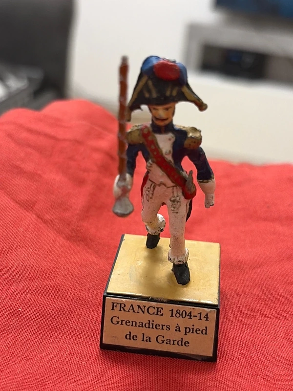 raffigurante un soldato francese delle guerre napoleoniche (1804-1814