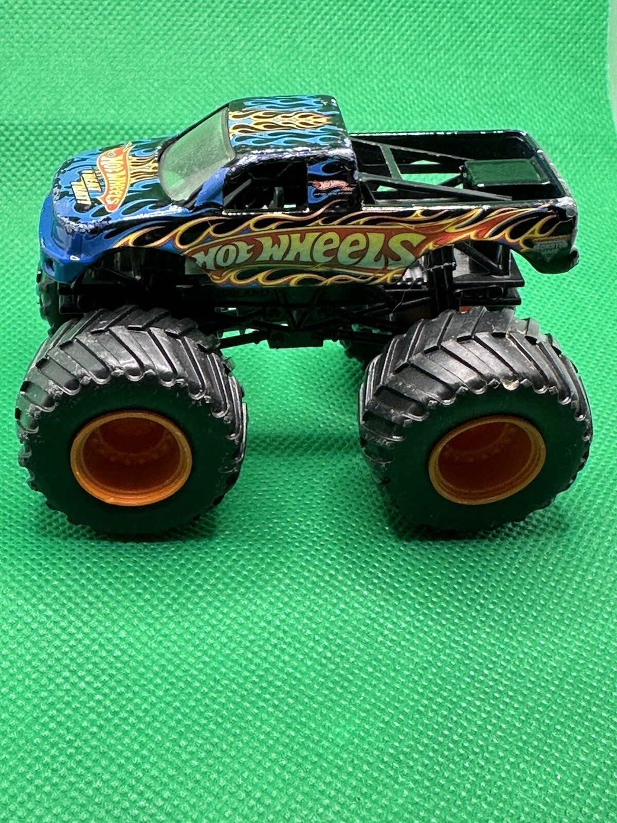 Hot Wheels Beat That Monster Jam Monster Truck 1:64 pressofuso-1.