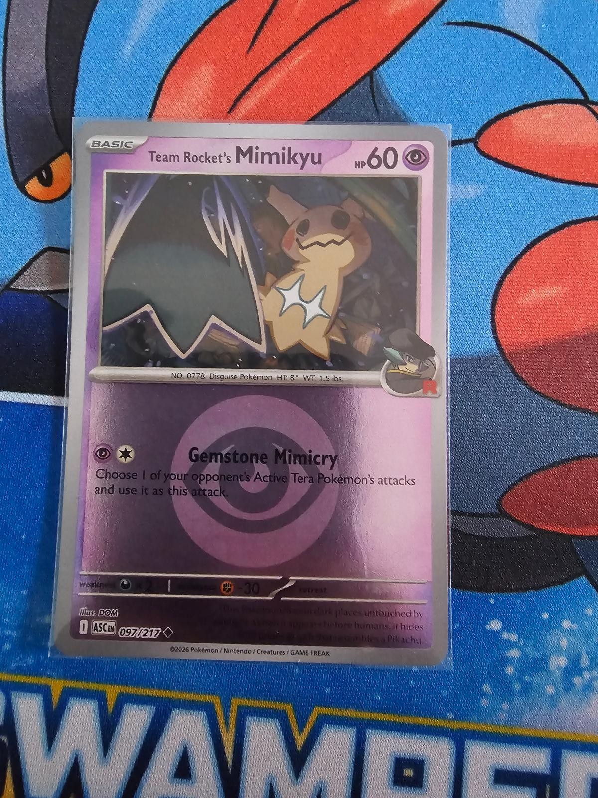 Team Rocket's Mimikyu (Simbolo Energia) 097/217 Ascended Heroes Reverse Holo quasi nuovo