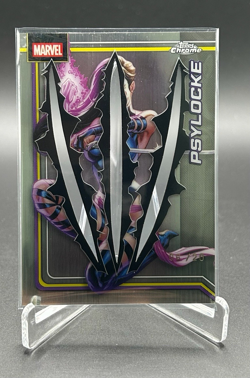 2026 Topps Chrome Marvel Comics #092 Psylocke (variazione artigliata) /20 SSP