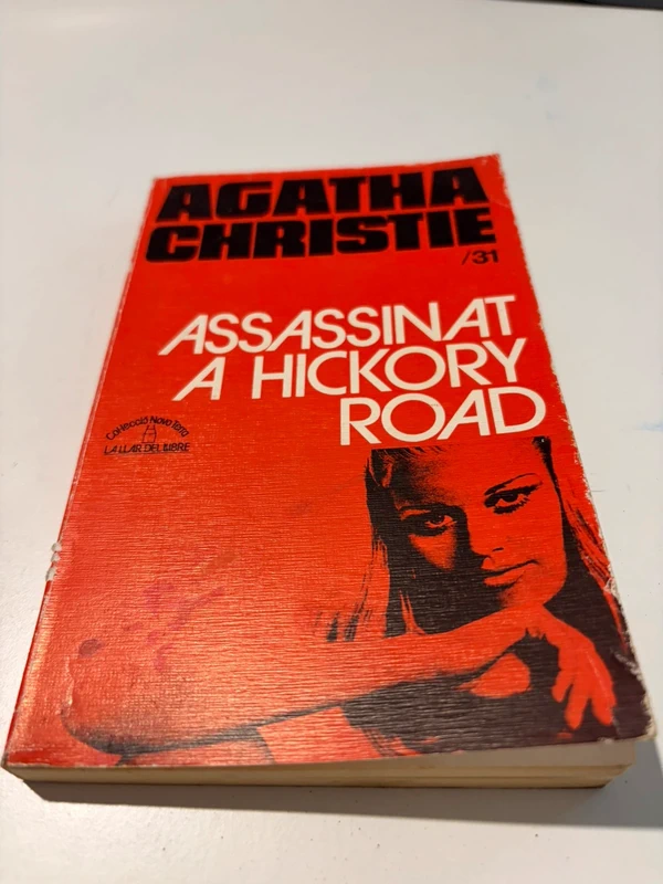 Libro assasinat a hickort road Agatha christie