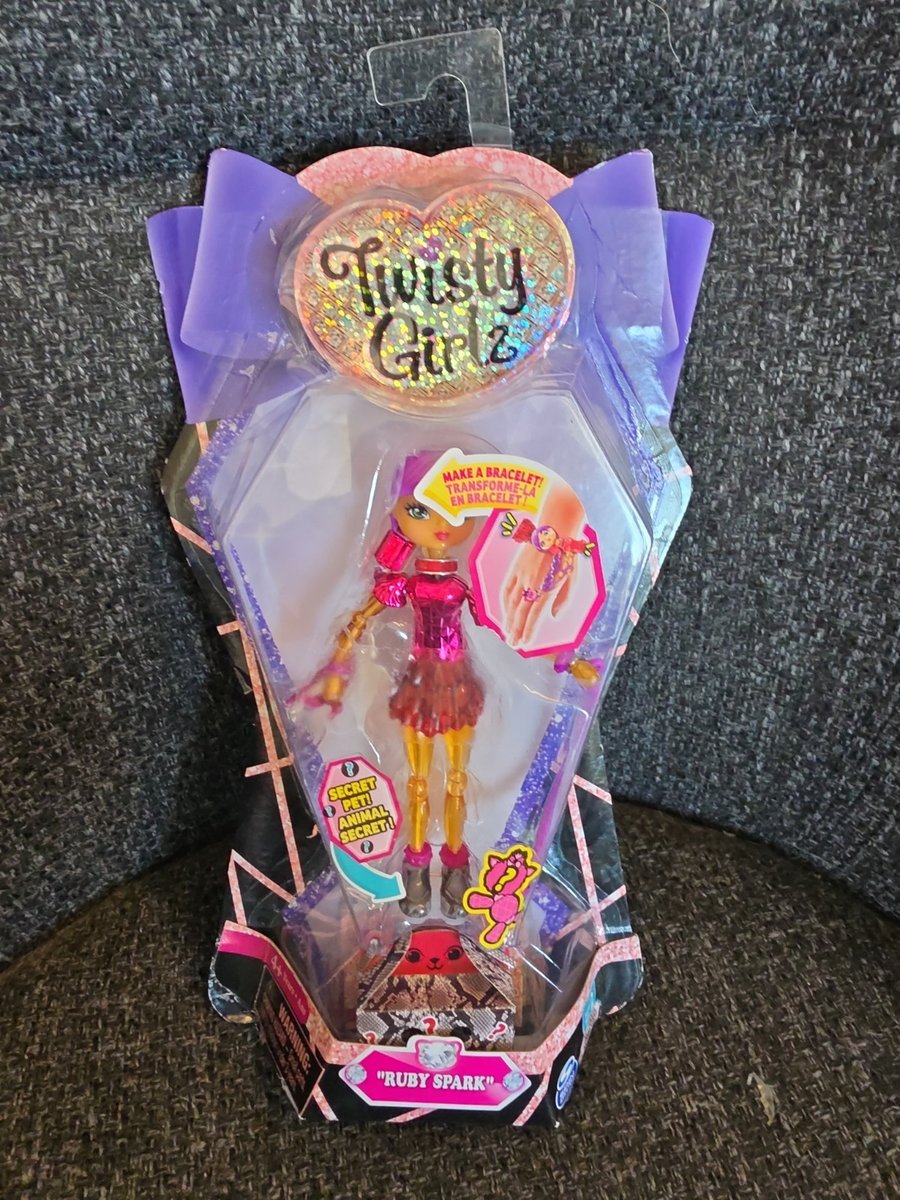 Bambola Twisty Girlz "Ruby Spark" serie 2 Spin Master nuova con scatola e bracciale in uno