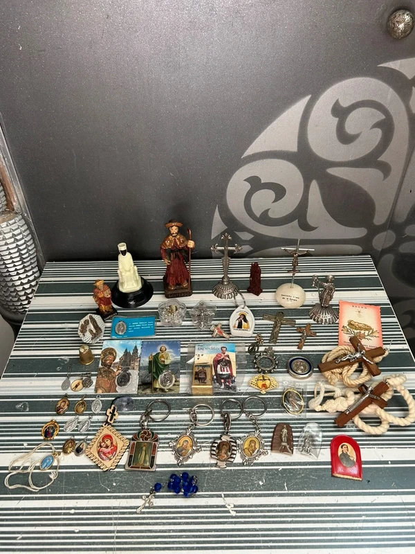 Colección variada de artículos religiosos católicos