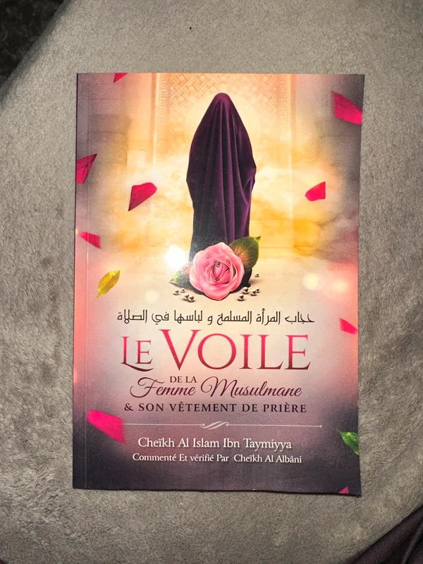 Le Voile De La Femme Musulmane se son Vêtement De Prière - unknown author