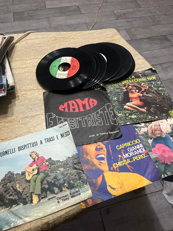 23 dischi a blocco per vinile 45 giri