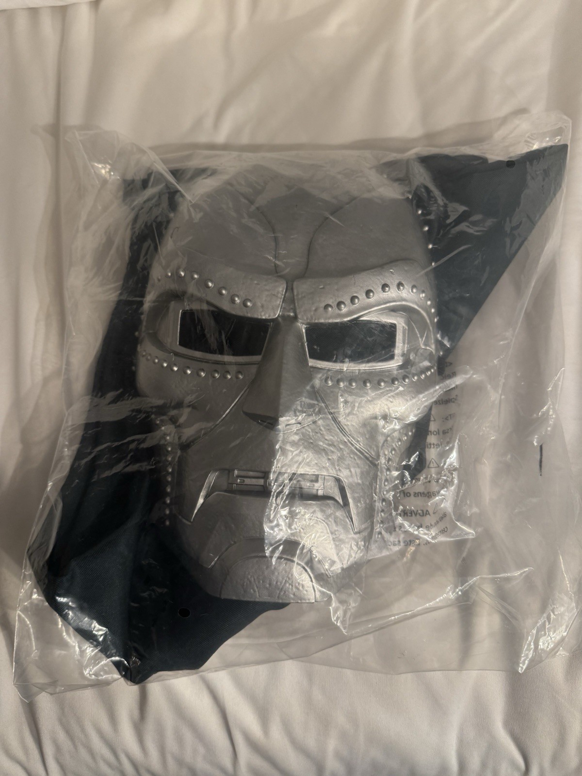SDCC Comic Con 2026 Marvel Hall H Maschera del destino e cappuccio del mantello in mano