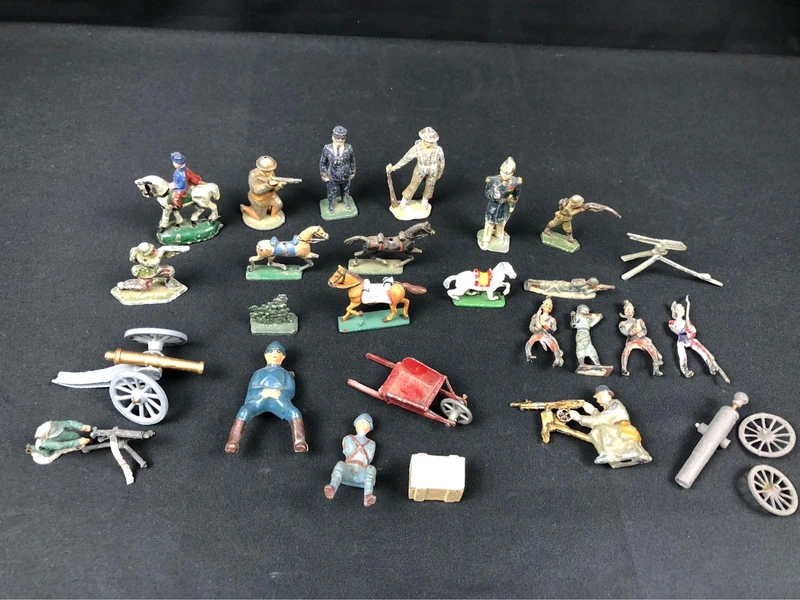 Lot de petits soldats anciens diverses tailles plomb