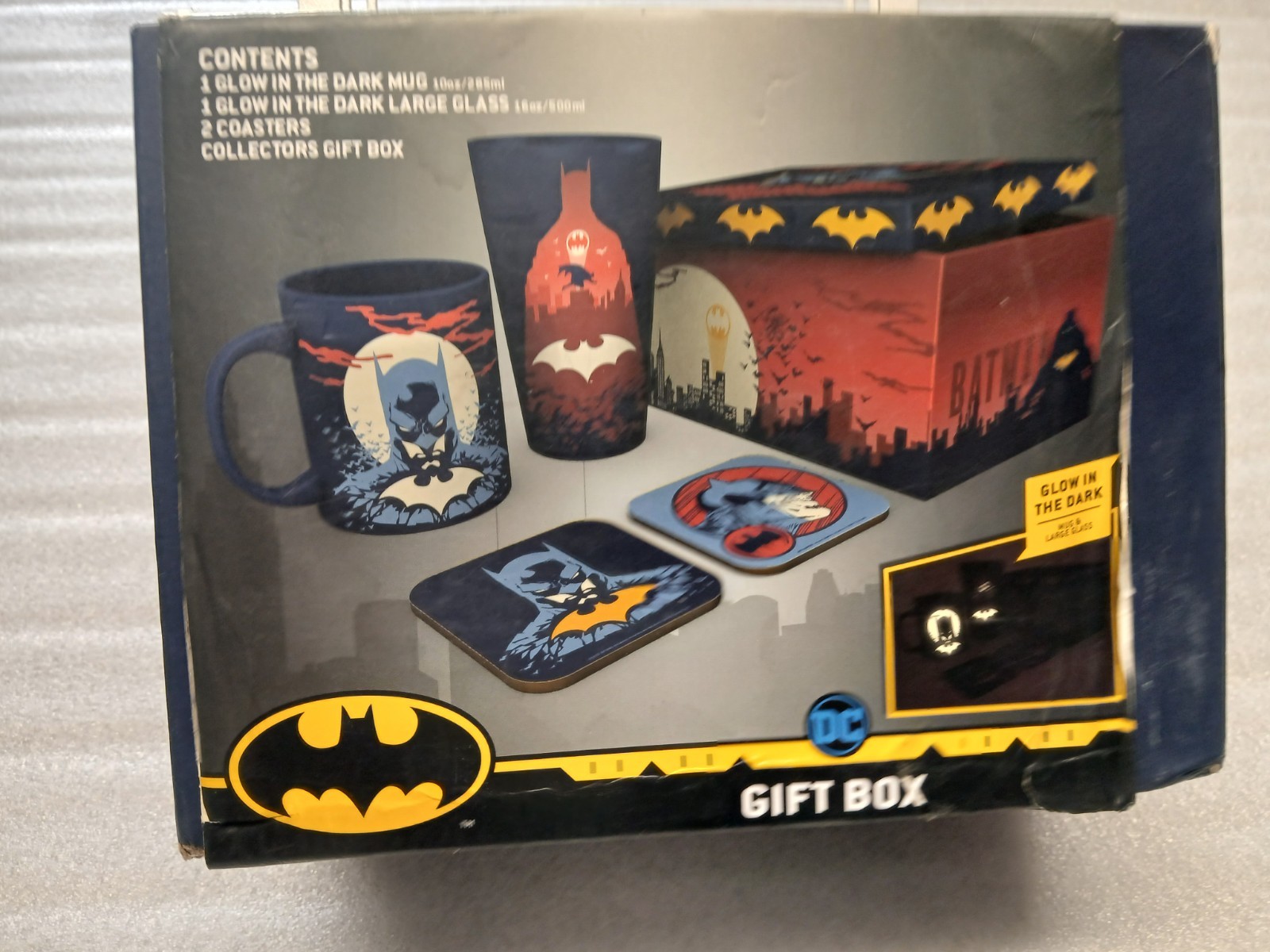 Confezione Regalo Batman DC - Tazza, Bicchieri e Sottobicchieri Glow-in-the-Dark - Set Ufficiale