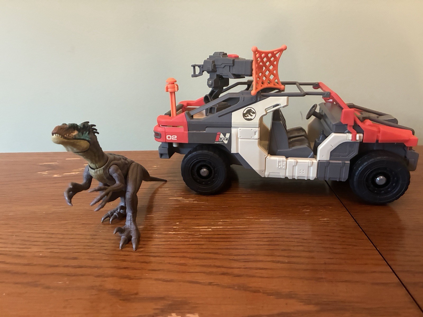JURASSIC WORLD: Collezione Rebirth - VEICOLO LANCIA E BATTAGLIA e dinosauro