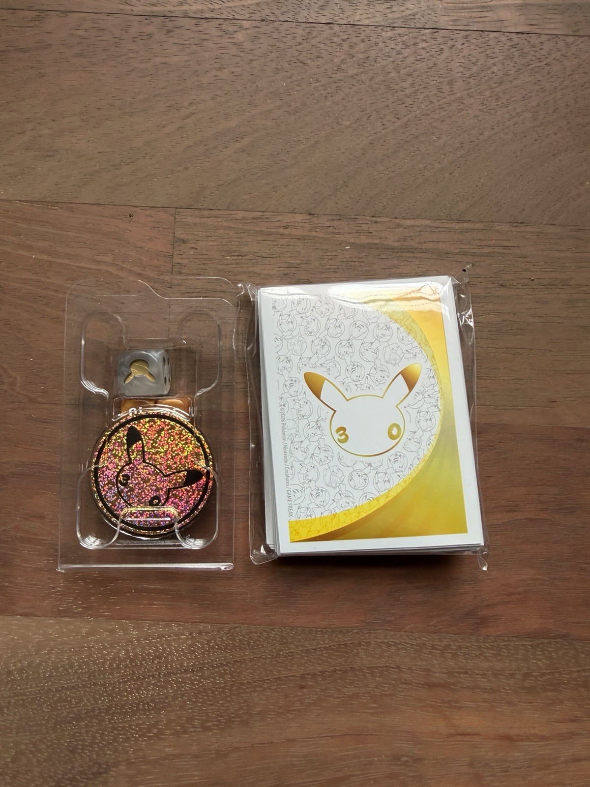 Pokemon 30° Celebrazione ETB Accessori Pikachu Manicotti Monete Dadi NUOVO