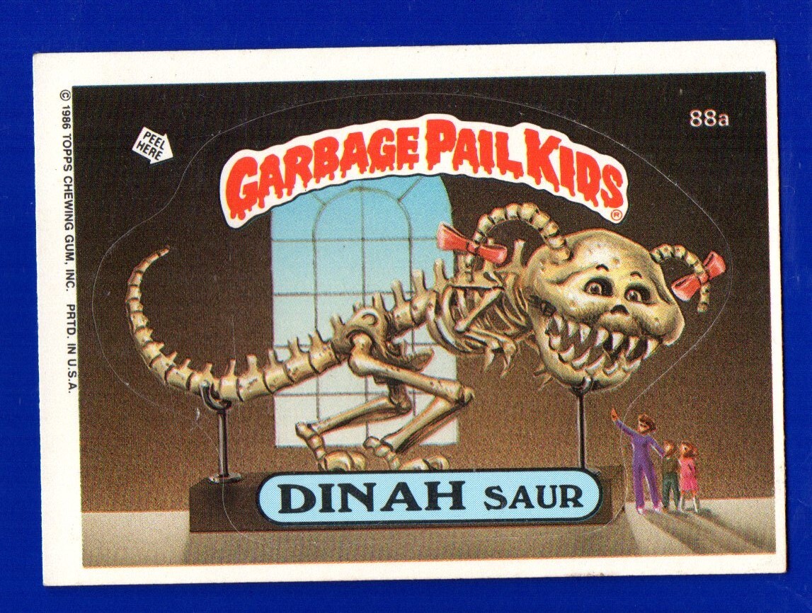 ADESIVO DINAH SAUR 1986 TOPPS GPK SECCHIO SPAZZATURA BAMBINI #88A EXMINT BEI ANGOLI