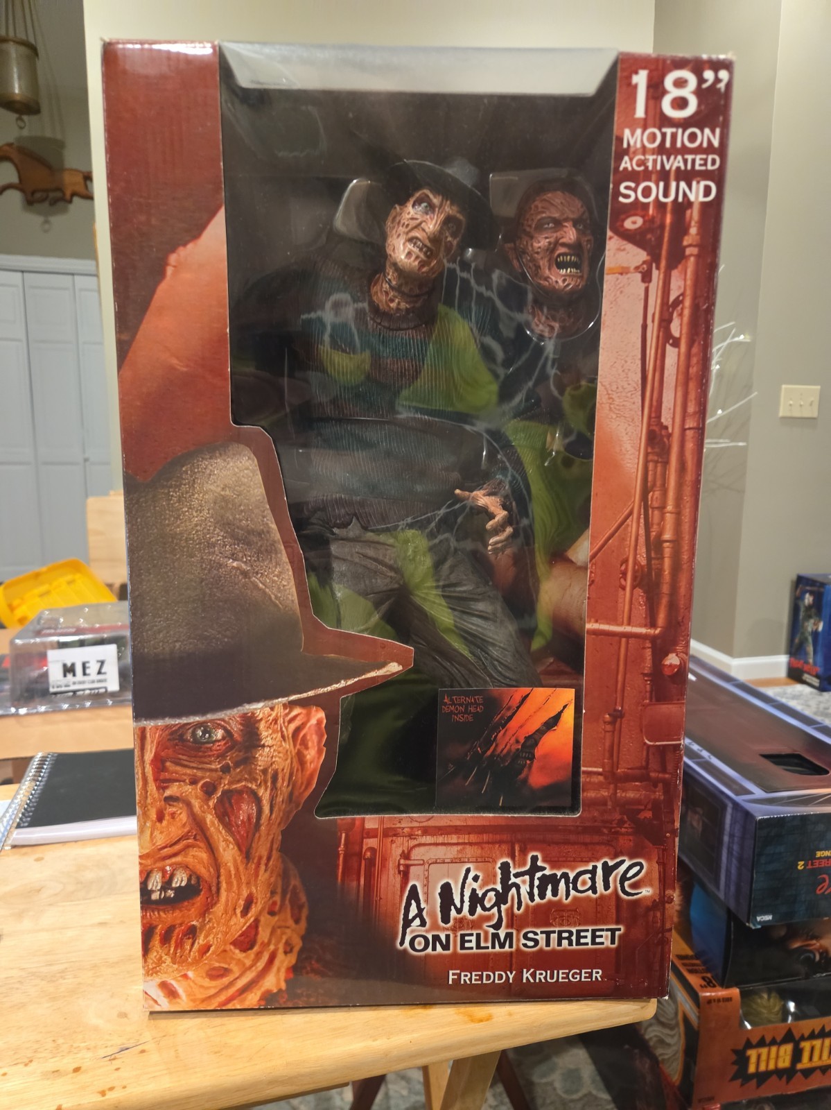 NECA 18" Motion Activated A Nightmare On Elm Street Freddy Krueger sigillato nuovo con scatola