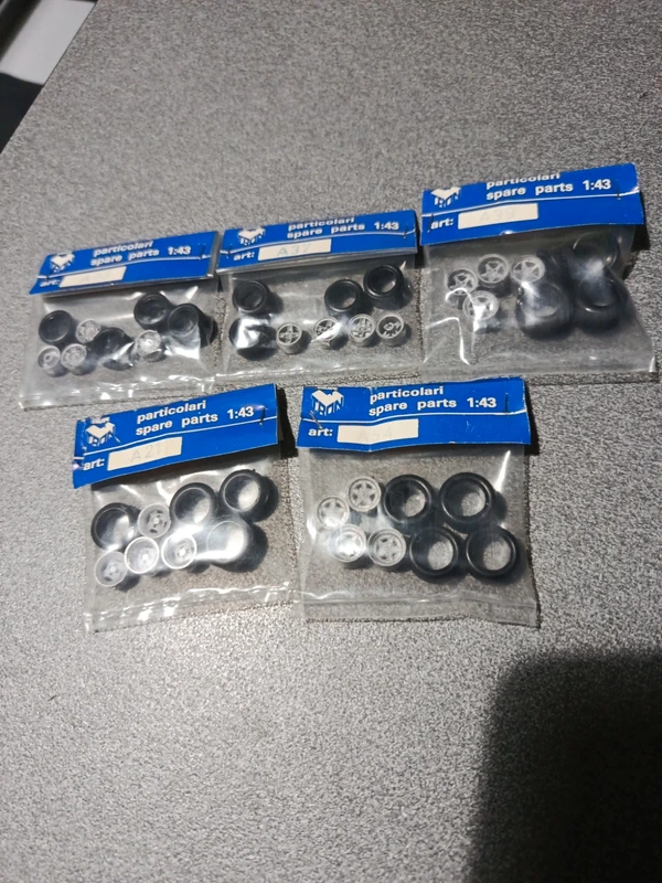 Lotto di 5 set pneumatici+ cerchioni x modellismo scala 1/43