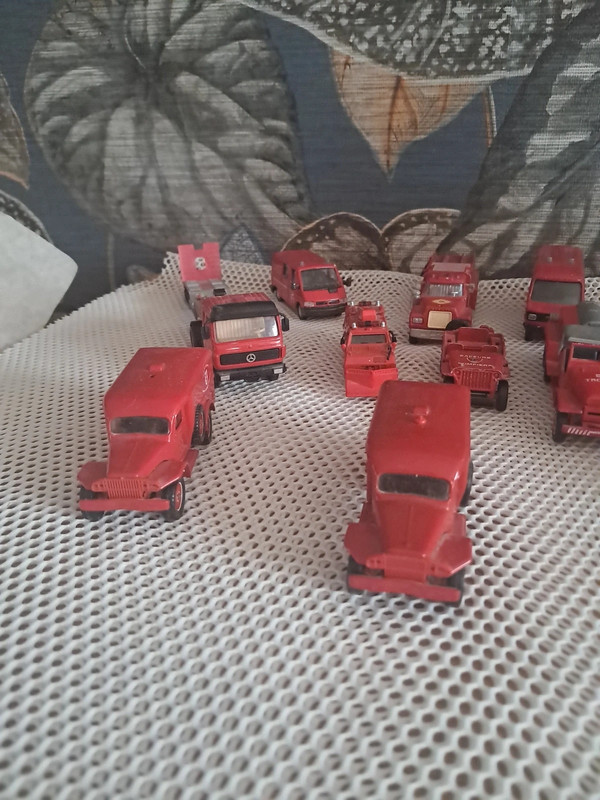 11 véhicules de pompiers  miniatures