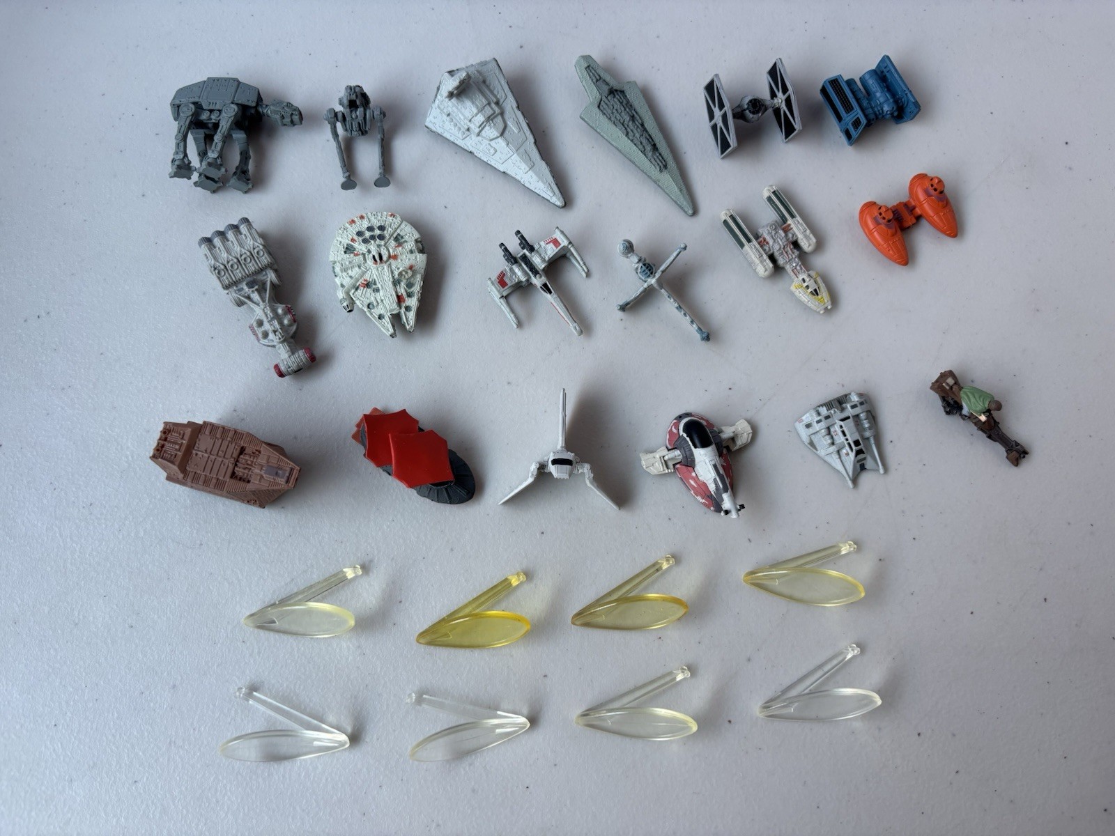 Lotto di 18x Star Wars Micro Machines Galoob Millennium Falcon Slave I 8x supporti