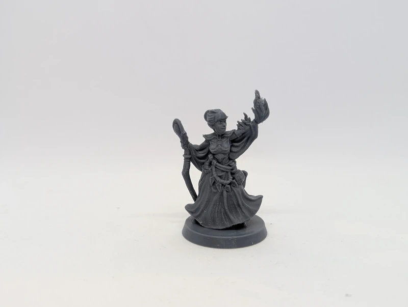 Miniatura Maga Mezzelfa 28/32mm, per D&D e HeroQuest, stampa 3D da dipingere