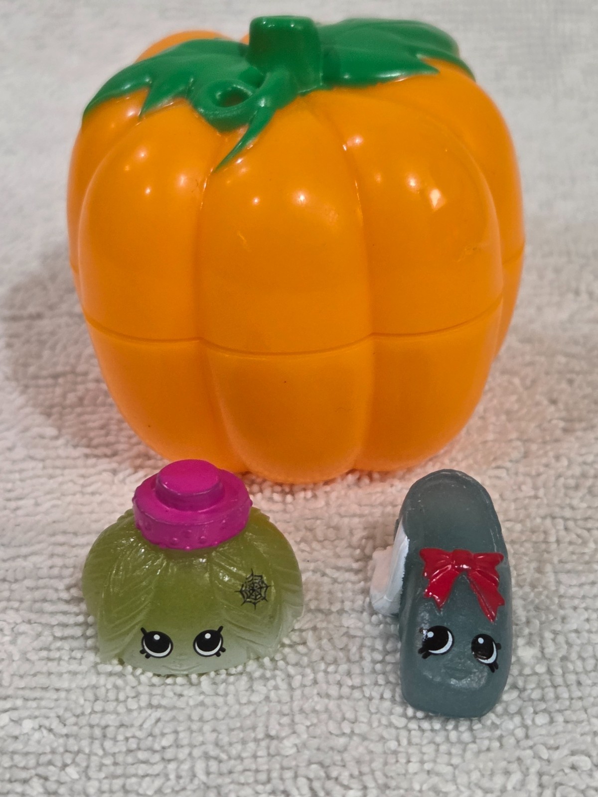 Shopkins Halloween Pumpkin  2 Shopkins in a Pumpkin