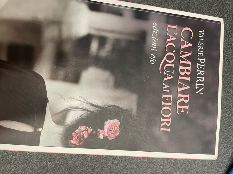 Libro, nuovo, presenta solo una macchia vedi foto.