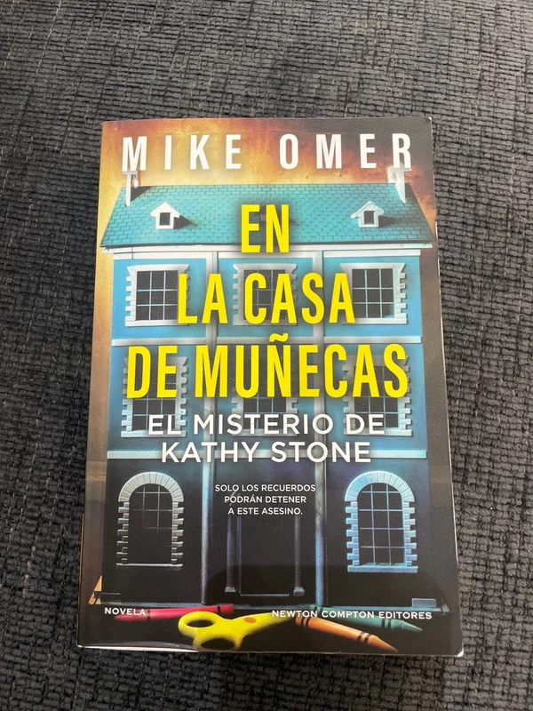 Libro “En la casa de muñecas”