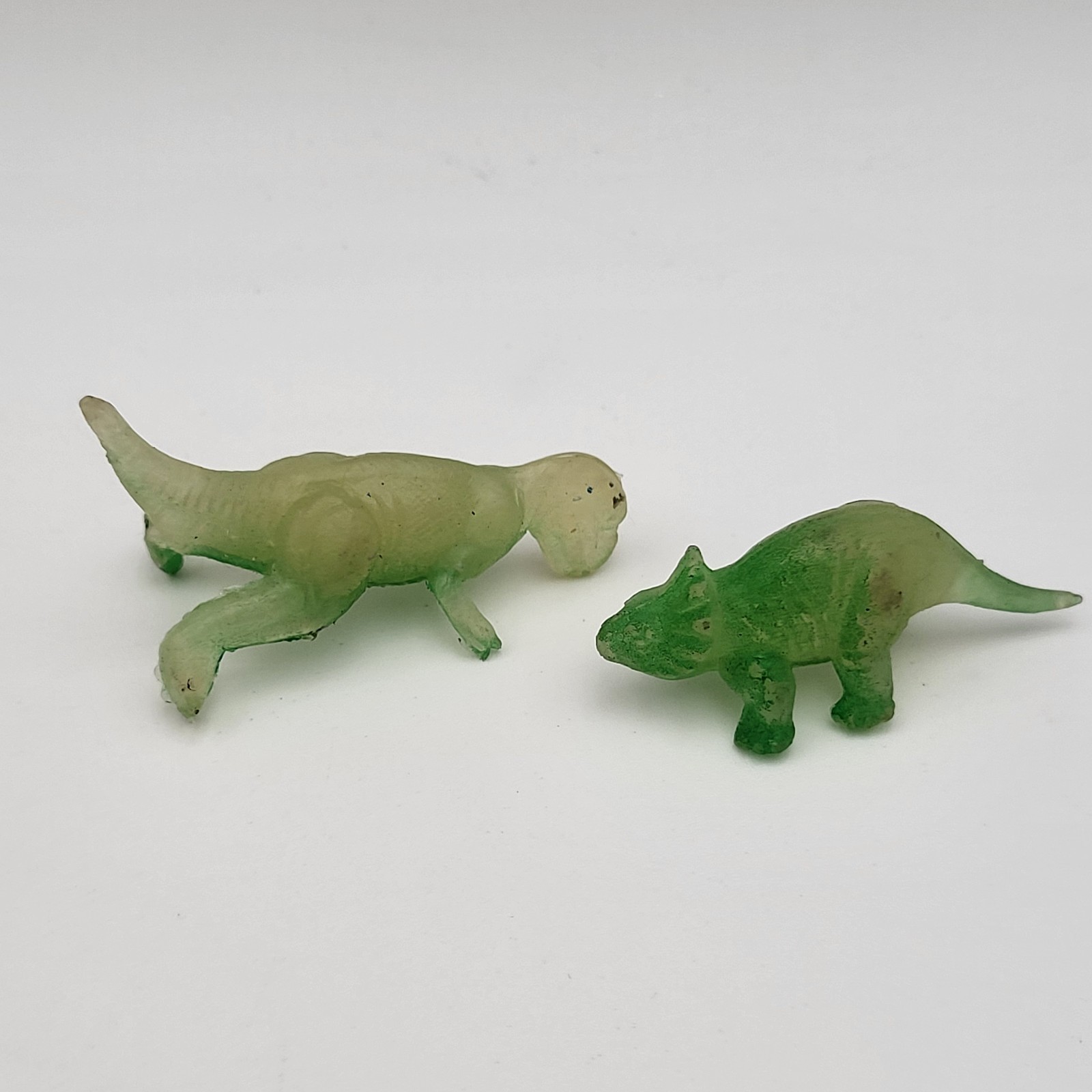 Lotto di 2 figurine di dinosauro verde chiaro traslucide vintage piccole
