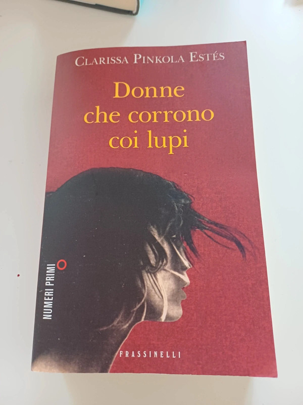 Libro di Clarissa Pinkola Estés "Donne che corrono coi lupi"