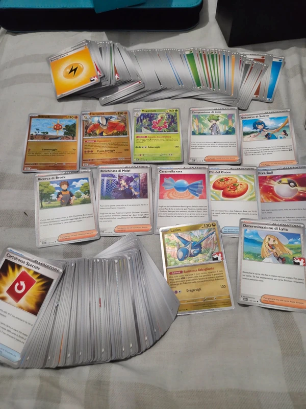 Lotto 1,5kg circa di carte comuni, reverse, holo Pokémon