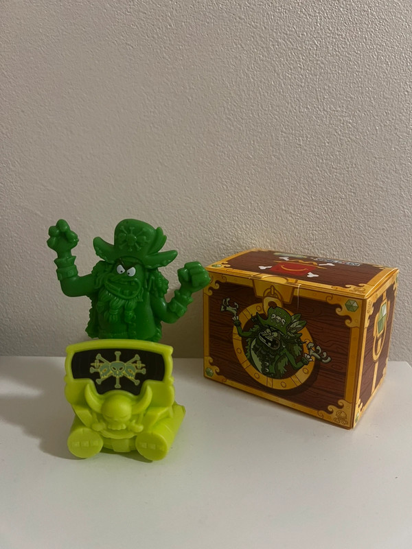SpongeBob × One Piece – Figura Colecionável com Suporte