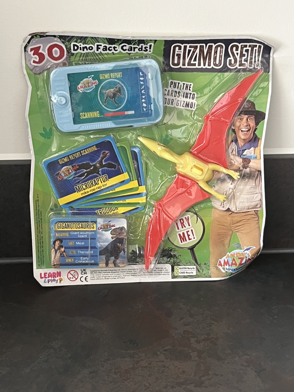 Pacchetto giocattoli Andy's Amazing Adventures Gizmo figure carte fatti dinosauro CBeebies