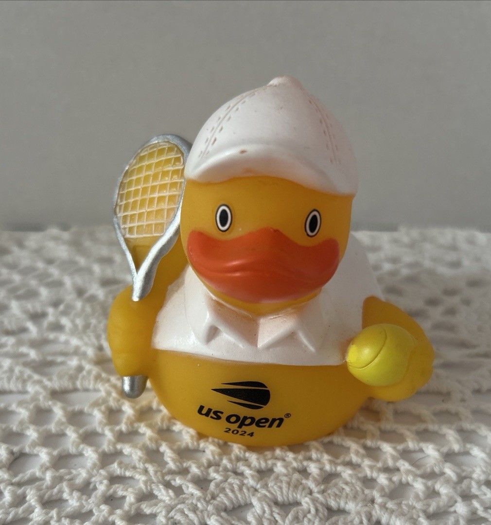 Giocatore di tennis anatra di gomma. US Open 2024. Piccolo.