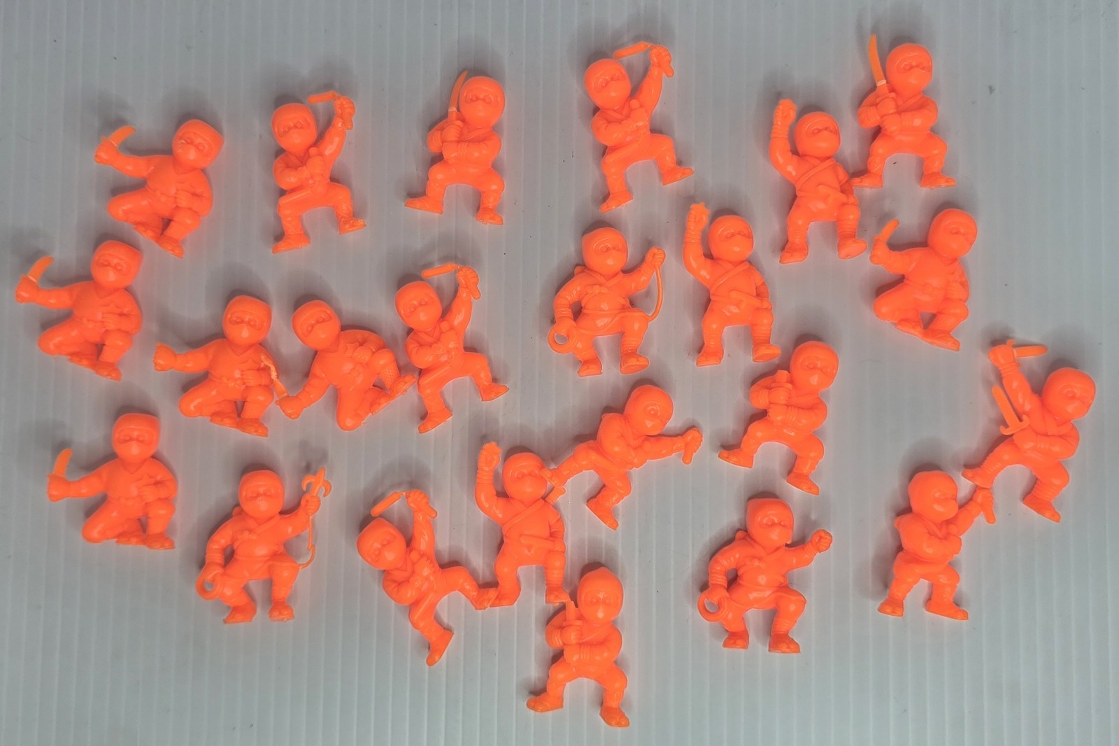 23 figurine in miniatura arancione fluo NINJA KARATE da 1,5" a 2" pulite!