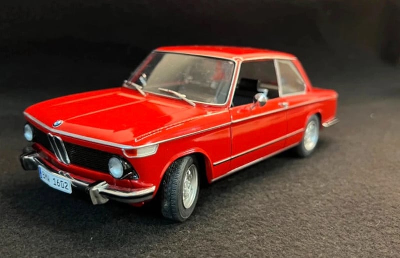 Miniature auto collection->BMW 1602 rouge Verone 1/18 1971