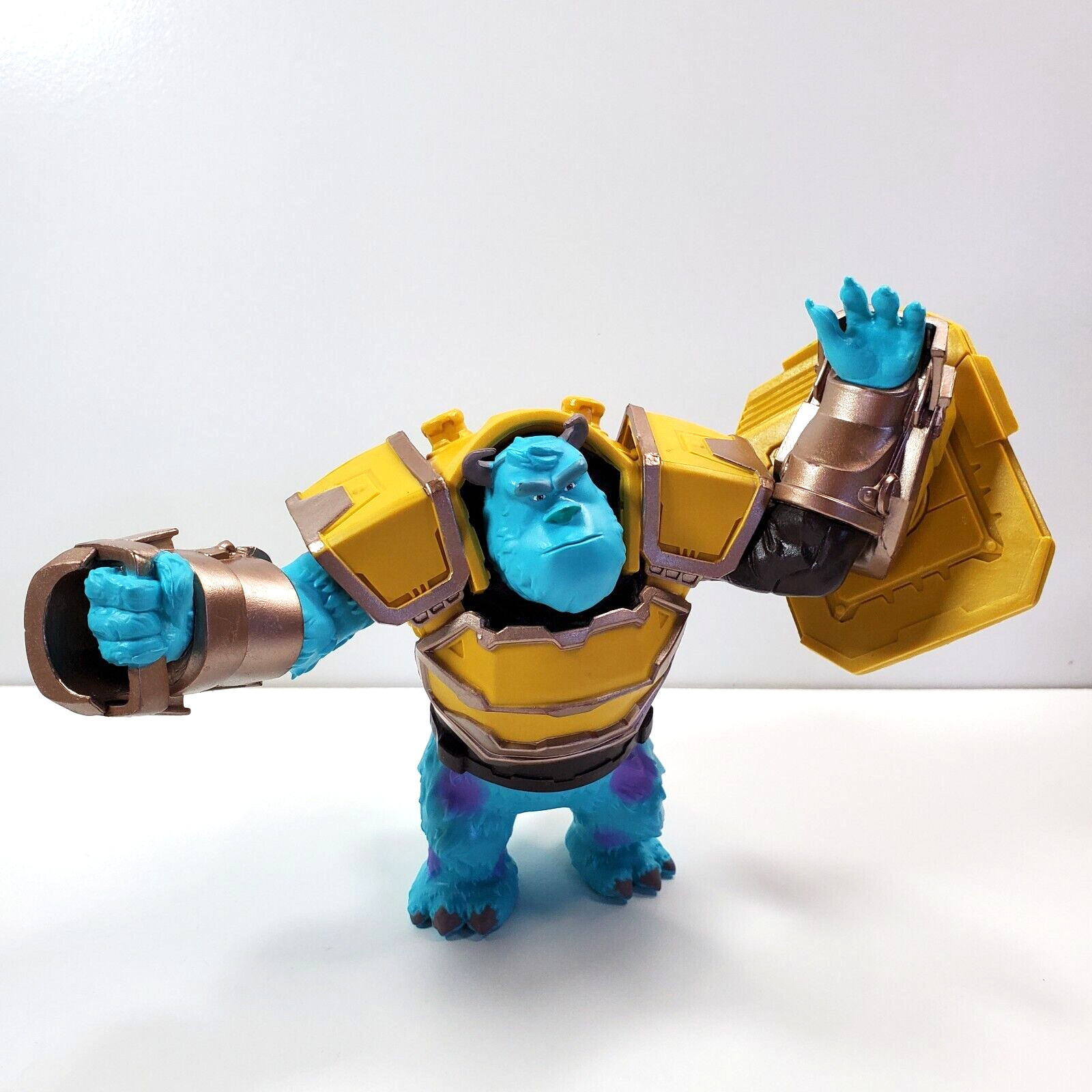 Modellino Disney Mirrorverse Sulley Tank 5" con scudo di McFarlane Toys