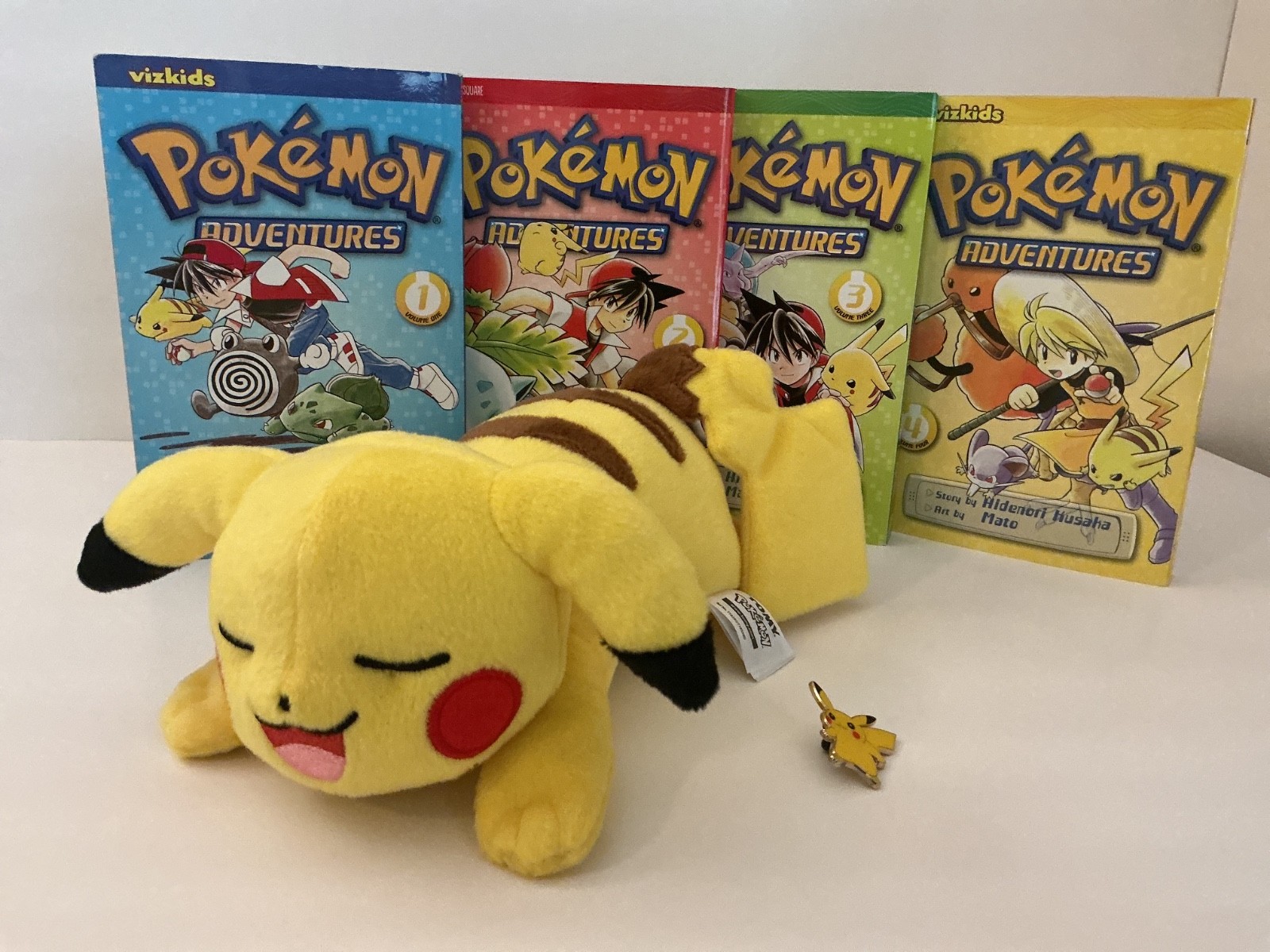 Lotto Pokemon Avventure Manga Fumetto 1, 2, 3, 4 con Bonus TOMY Pikachu e Spilla