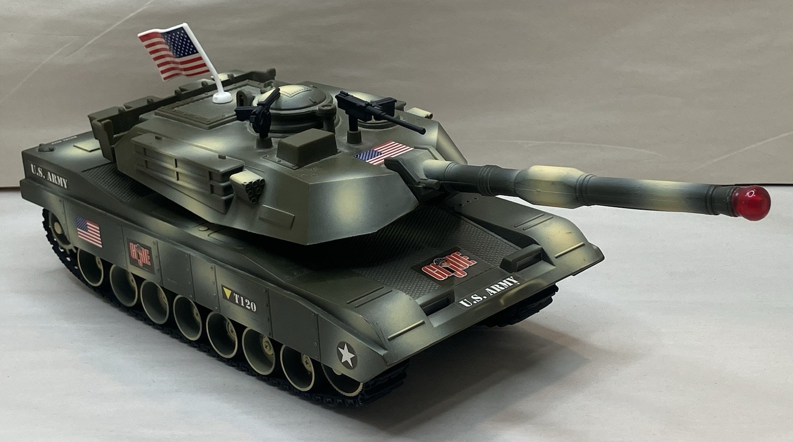 Hasbro G.I. 2001 Carro armato Joe a batteria US Army funzionante