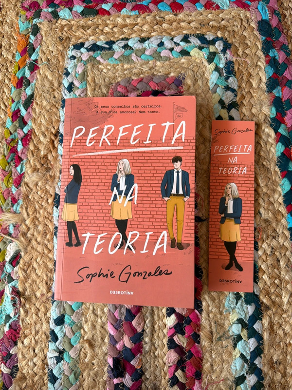 Livro Perfeita a teoria de Sophie Gonzales