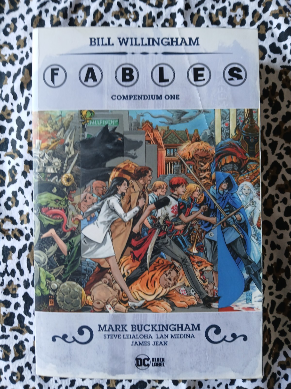 FABLES Compendium One - Bill Willingham - DC Black Label - Crease on front cover