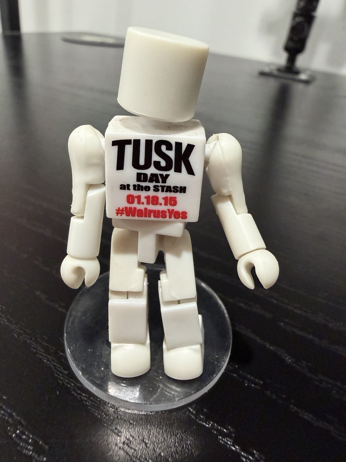 Figurina Kevin Smith Tusk Day stile minimo solo un giorno promozionale molto rara
