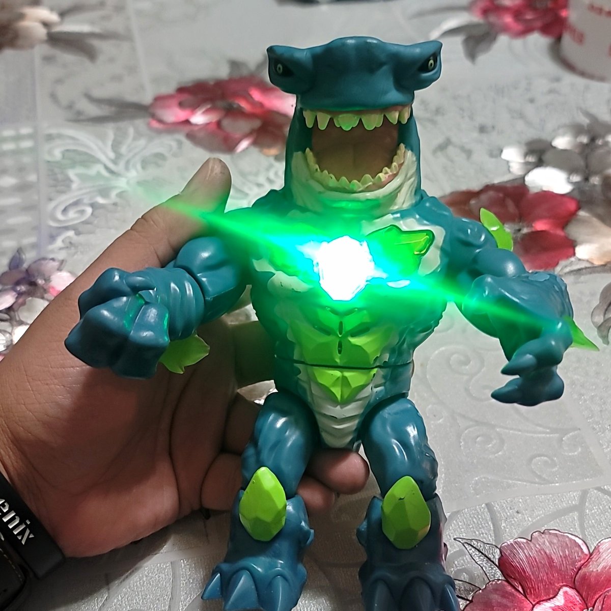 Modellino elettronico Beast Lab Mayhem Megashark Mutant Moose Toys Shark Lab