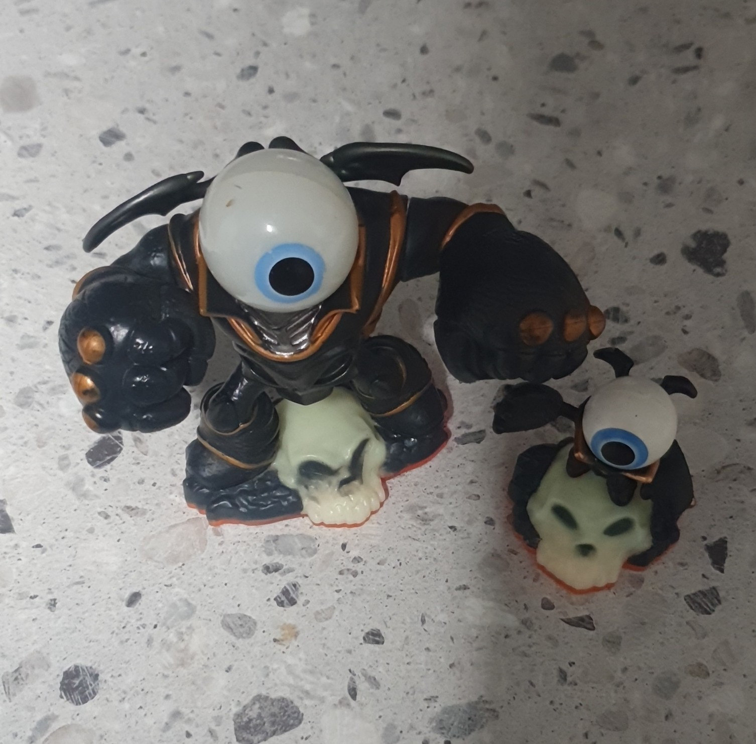 Lotto 2x action figure Skylanders Eye-Brawl con basi plastica nero/bianco