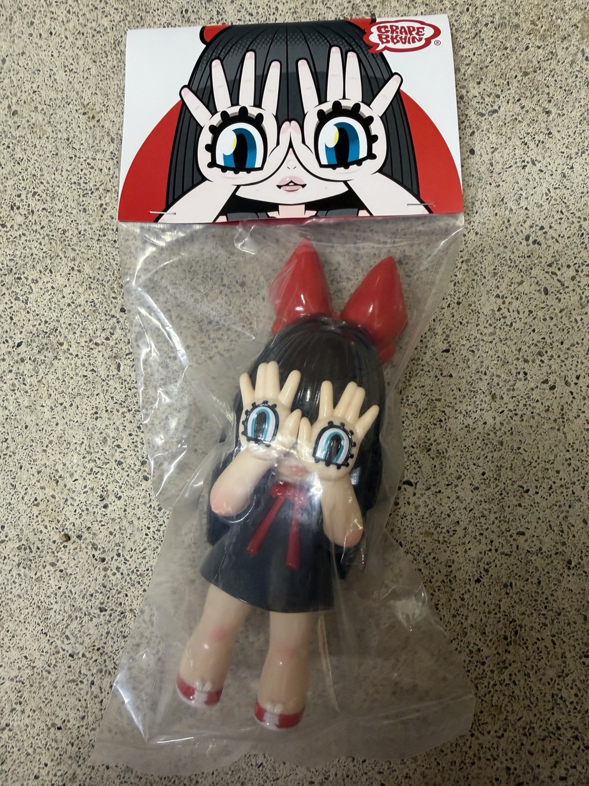 CERVELLO UVA vinile Sofubi figura Grapebrain Nigiru Chan colore rosso 1 in mano
