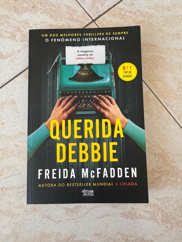 Livro “Querida Debbie” Freida Mcfadden