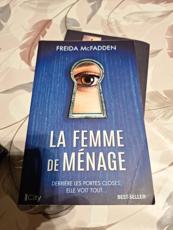 Livre la femme de menage. Elle voit tout